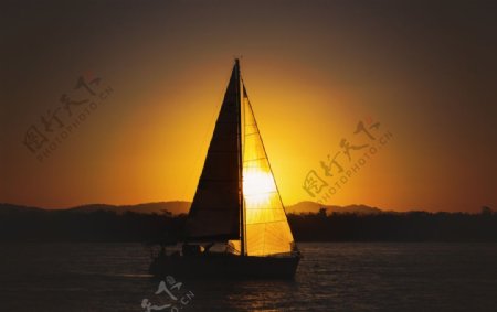 日落中的帆船