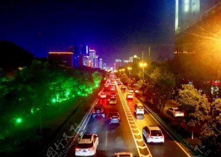 霓虹灯下的城市街道