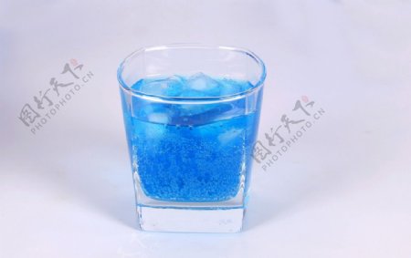 蓝色饮料水杯冰块气泡