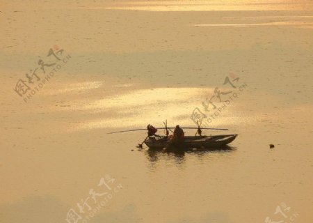 夕阳水波