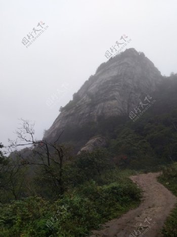 雨天下的高山风景