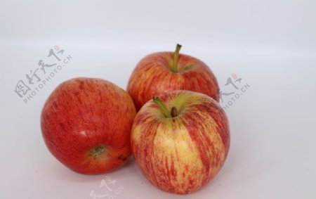 三个红苹果摄影