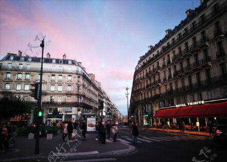 粉红天空下的巴黎街道