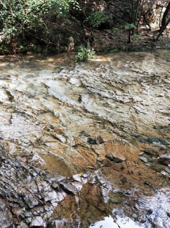 水面下的岩层