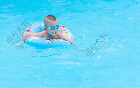 游戏夏天戏水游泳儿童