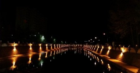 城市河道夜色