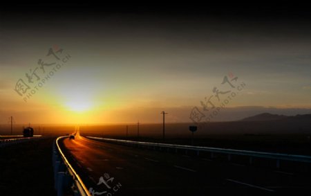 夕阳下的公路