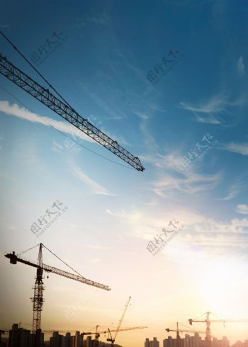蓝天下的现代科技建设塔吊背景素材