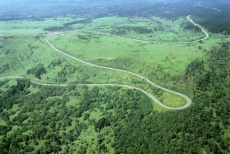 蜿蜒的山区公路