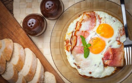 面包肉类产品碟煎蛋早餐食物