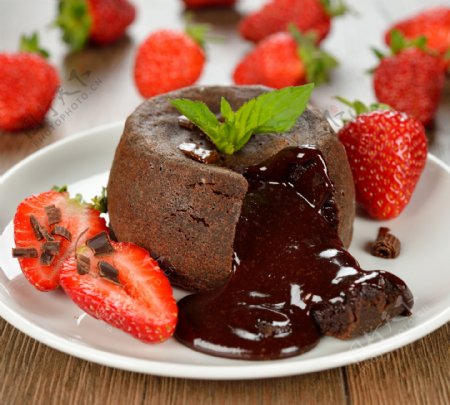 装盘的草莓巧克力蛋糕