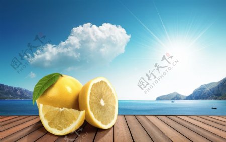木板上的柠檬