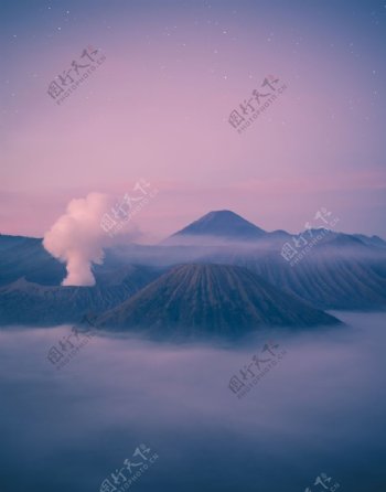 淡紫色山中云雾