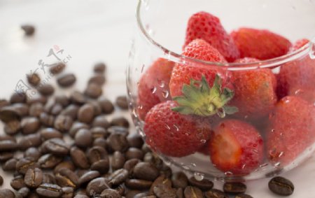 咖啡豆和草莓