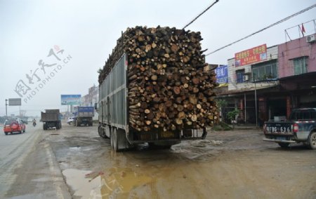 载满木头的大卡车