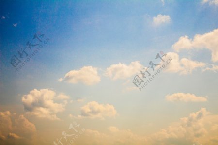 唯美的蓝天白云摄影图