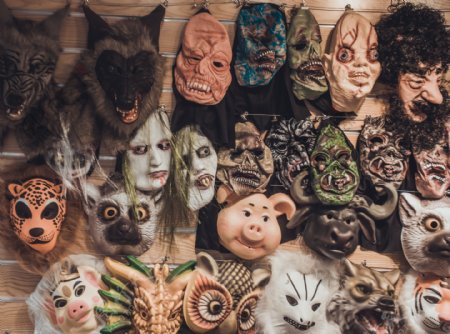 街道上的妖怪面具