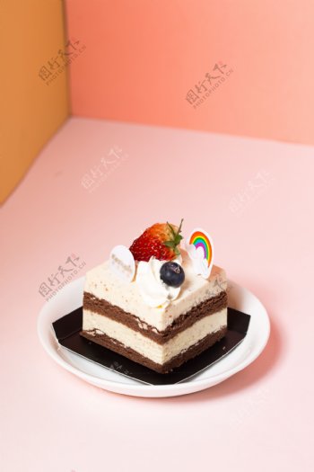 巧克力奶油夹心蛋糕实物图摄影图