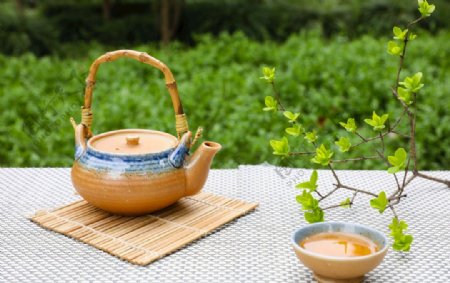 清明节绿茶和绿芽茶水