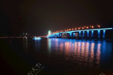 夜景城市大桥江倒影