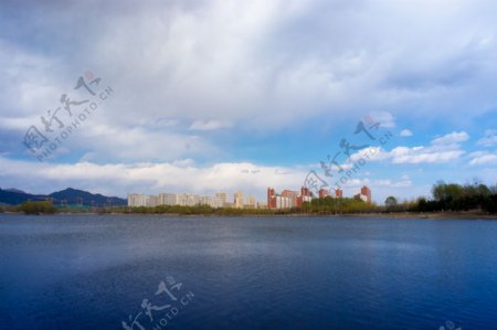 蓝天白云湖畔建筑风景