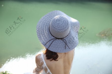 戴太阳帽遮阳帽穿吊带裙的模特11
