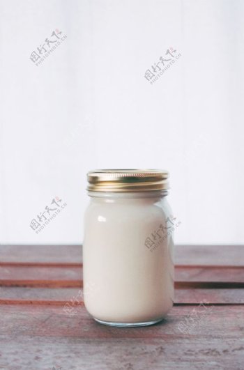 牛奶瓶木桌子白墙