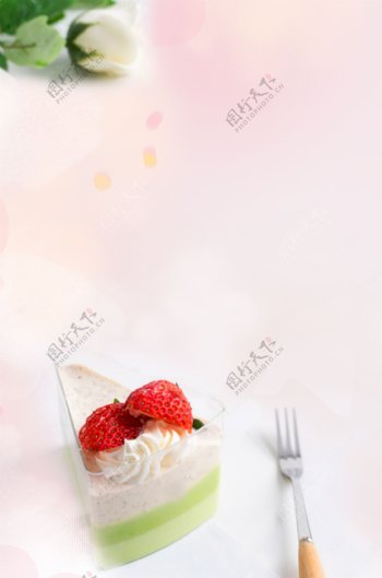 抹茶草莓小三角蛋糕粉色背景海报