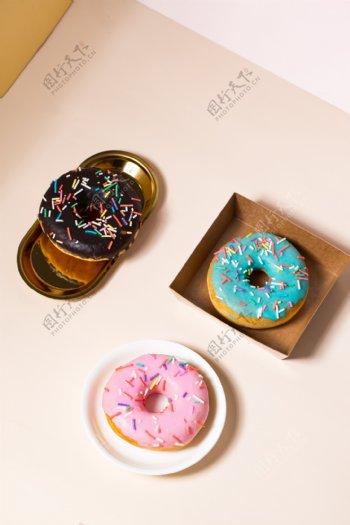 多彩糖粒甜甜圈摄影图1