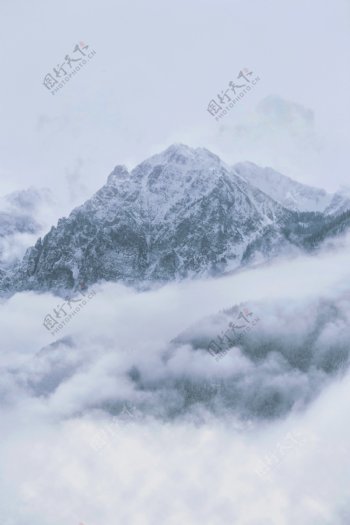 云雾缭绕的雪山
