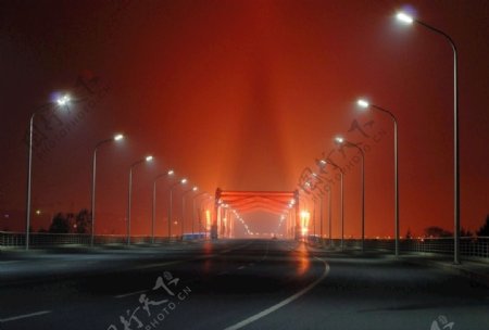 夜幕下的彩虹桥