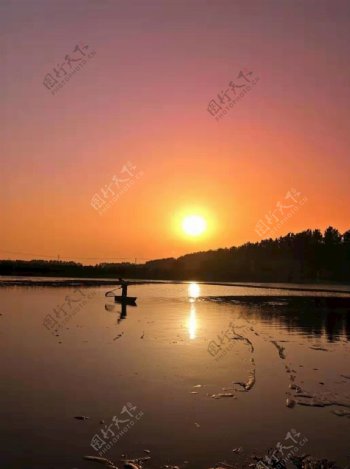 夕阳自然生态湖边