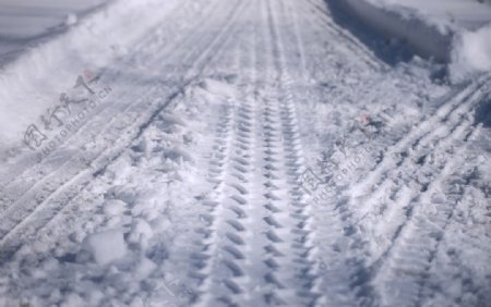 雪地轮胎痕迹