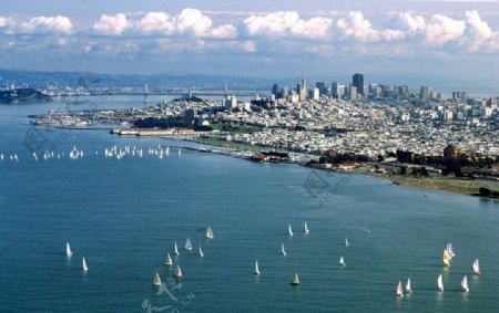旧金山湾城市和帆船