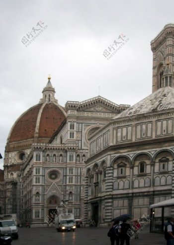 意大利佛罗伦萨大教堂的雨天街景