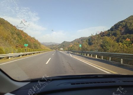 高速公路上的秋天