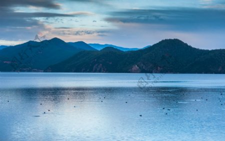 美丽的泸沽湖和远处连绵的山