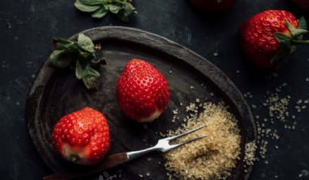 草莓水果美食餐具背景