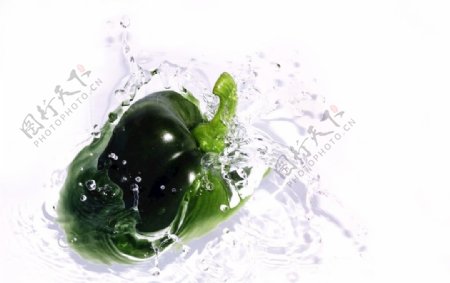 扔入水中的绿辣椒