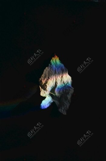 五彩斑斓彩虹影射的枯叶