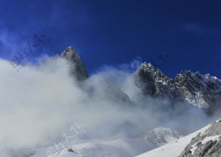 玉龙雪山山顶雾气