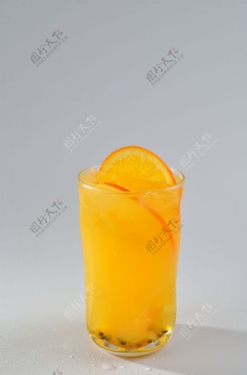 玻璃杯里的橙汁百香果