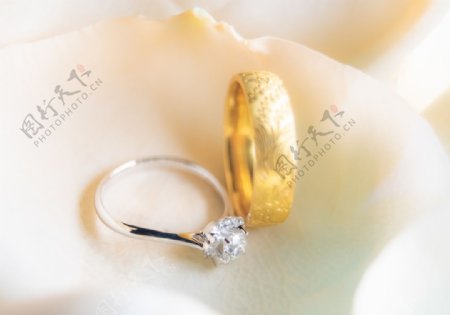 黄金戒指钻石戒指结婚婚礼