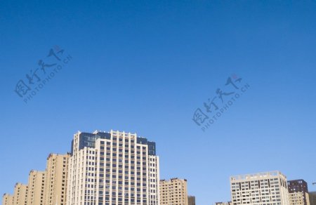 干净的蓝天都市高楼