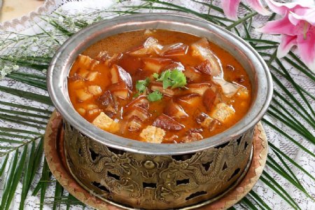 红烧肉炖马蹄莲冻豆腐
