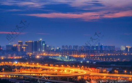 夕阳下的武汉中央商务区夜景