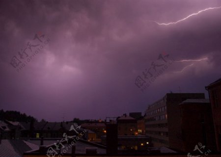 雷暴中的城市波尔沃