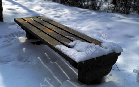冬天雪地凳子公园
