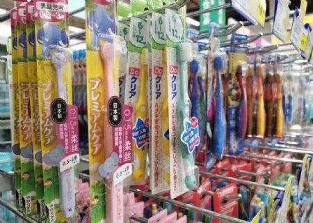 超市里的儿童牙刷