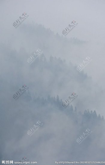 云雾围绕山间自然风光照